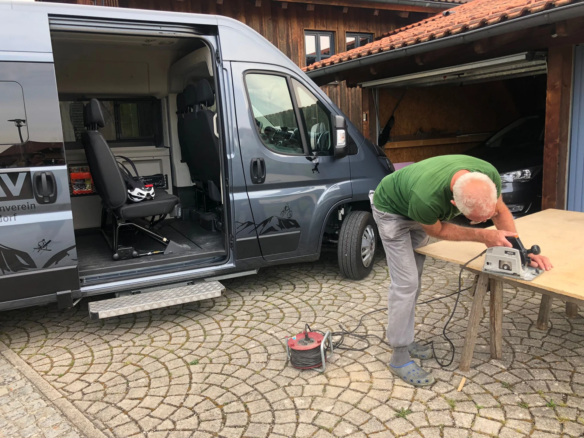 Herbert sägt die Platte für den Bus zurecht | © DAV Teisendorf