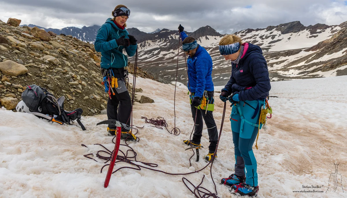 © DAV Teisendorf - Das Seil für die Gletscherseilschaft vorbereiten