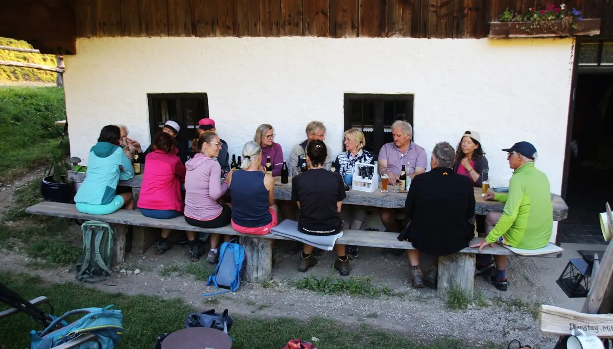 © DAV Teisendorf - OG Waging - gemütliches Zusammensitzen auf der Herrenalm