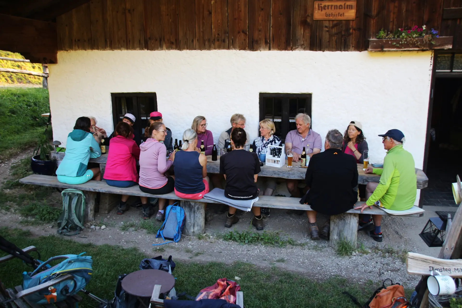 © DAV Teisendorf - OG Waging - gemütliches Zusammensitzen auf der Herrenalm