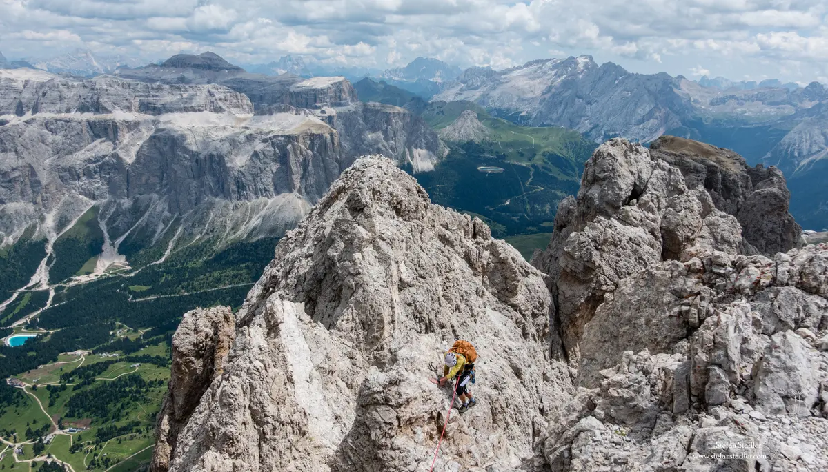 © DAV Teisendorf - in Gipfelnähe des Langkofels öffnen sich die Blicke auf Sella, Civetta und Marmolada