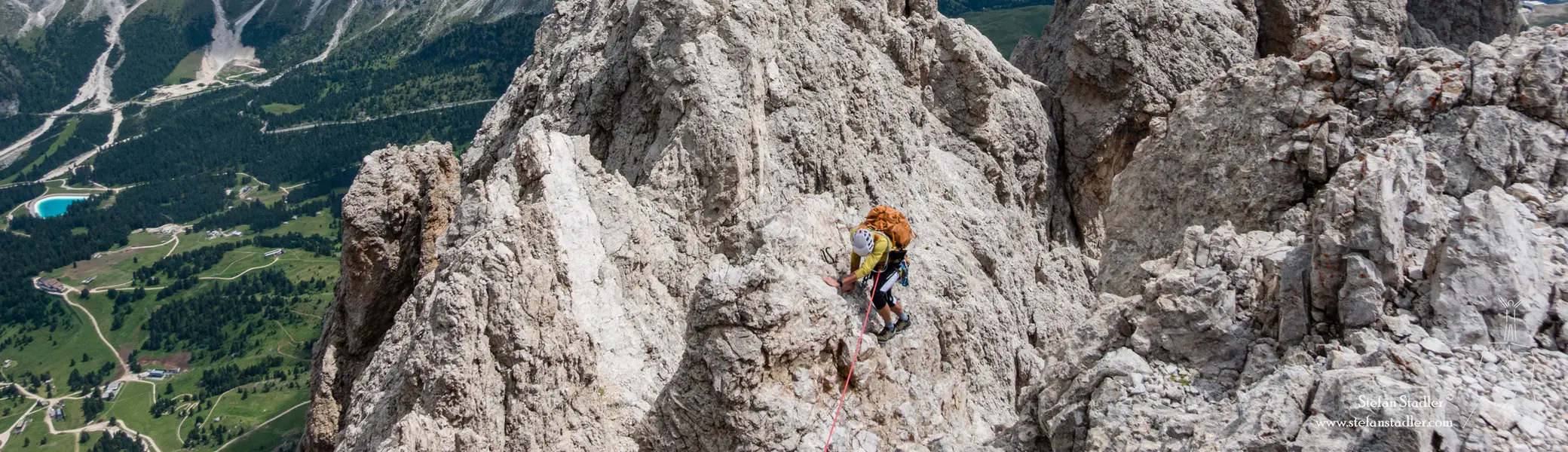 © DAV Teisendorf - in Gipfelnähe des Langkofels öffnen sich die Blicke auf Sella, Civetta und Marmolada