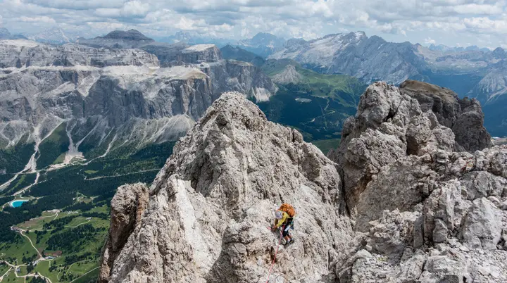 © DAV Teisendorf - in Gipfelnähe des Langkofels öffnen sich die Blicke auf Sella, Civetta und Marmolada