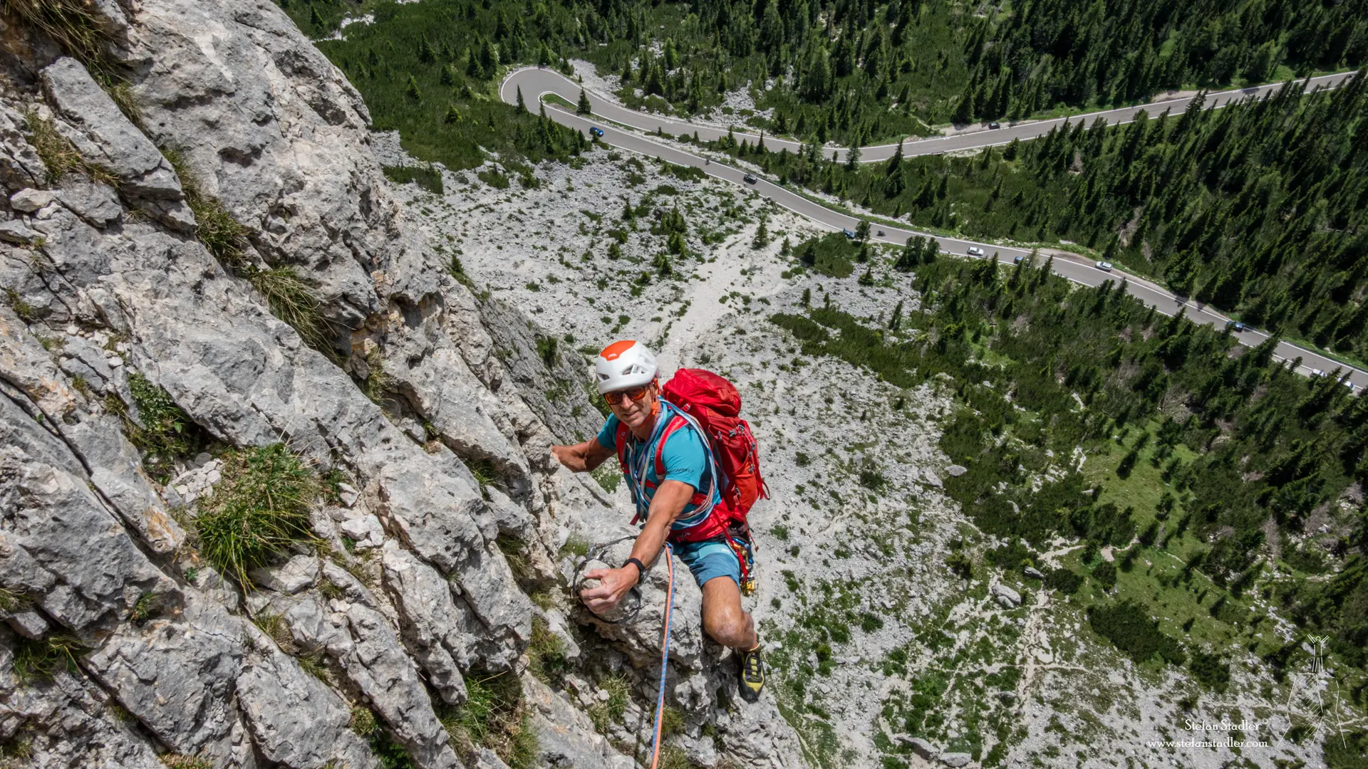 © DAV Teisendorf -  in einer steilen Wand klettern wir am Piz Ciavazes aufwärts